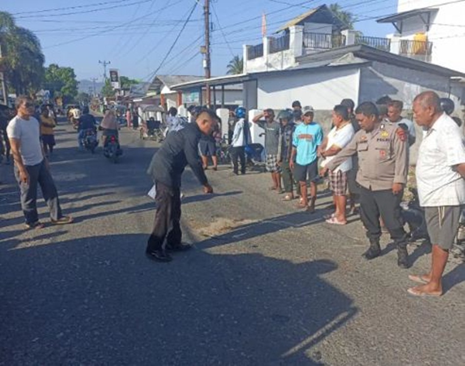 Suasana olah TKP Satlantas Polrseta Gorontalo Kota atas kecelakaan maut yang terjadi di jalan Rusli Datau, Kota Gorontalo. Foto : hms-pol)