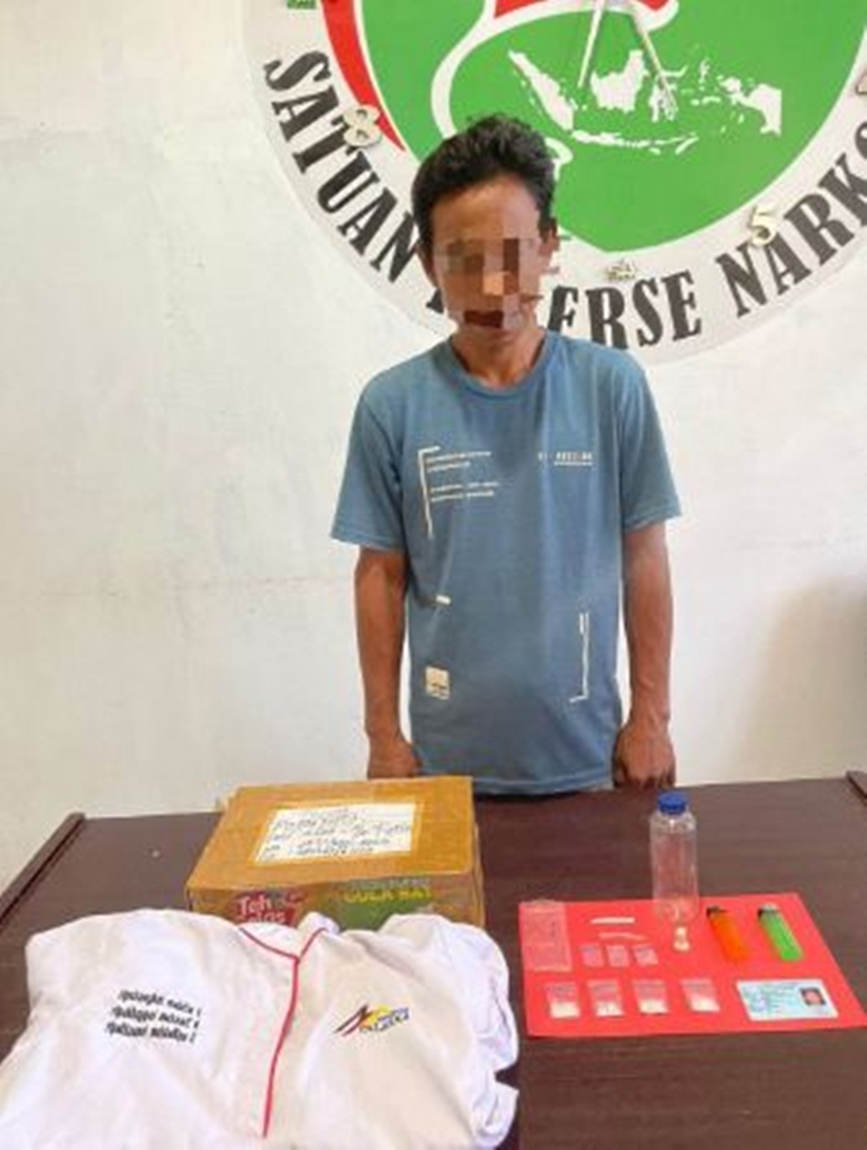 Terduga pelaku penyalagunaan narkoba bersama barang bukti  ditangkap Satuan Narkoba Polres Pohuwato di Desa Maleo Kecamatan Popayato Kabupaten Pohuwato. (hms-pol)