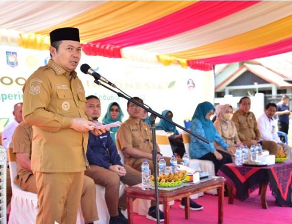 Penjabat Gubernur Gorontalo Ismail Pakaya saat membuka Gerakan Pangan Murah di Lapangan Tamulabutao, Kecamatan Dungingi,   Kota Gorontalo, Senin (16/10/2023). (Foto : Mila)