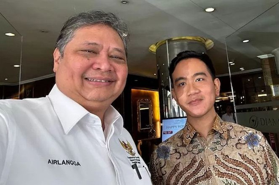 Menko Perekonomian Airlangga Hartarto saat berselfie bersama Wali Kota Solo Gibran Rakabuming Raka.(JPC)