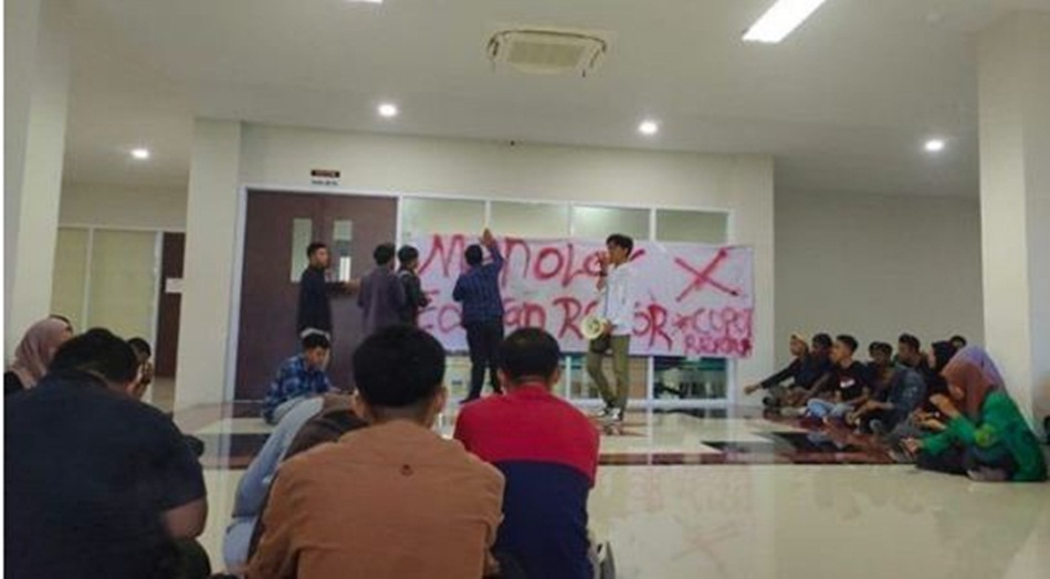 Aksi mahasiswa IAIN Sultan Amai Gorontalo terkait desakan meminta agar pihak Rektorat IAIN Sultan Amai Gorontalo ikut bertanggung jawab atas kematian mahasiswa baru yang mengikuti pengkaderan.(F:ist)