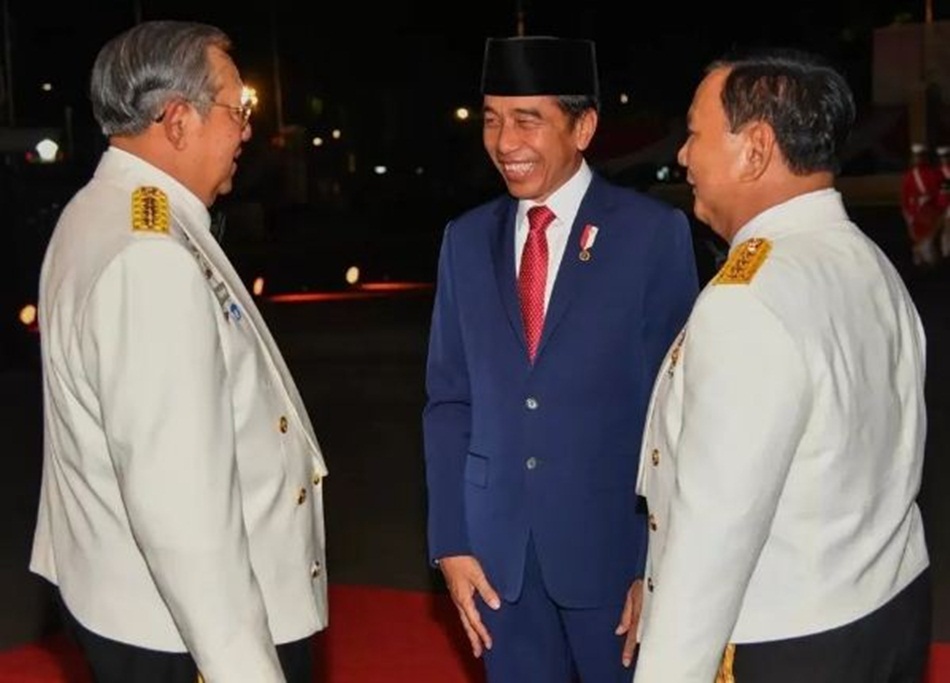 Potret Jokowi, Prabowo dan SBY Tampak Akrab dan Kompak saat Hadiri Upacara Parade Senja HUT TNI di Kemhan./Instagram @kemhanri