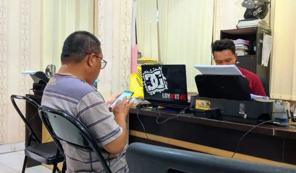 Mantan Kadis bernisial ME tersangka pelecehan anak di bawah umur  saat menjalani pemeriksaan(F:hms-pol)