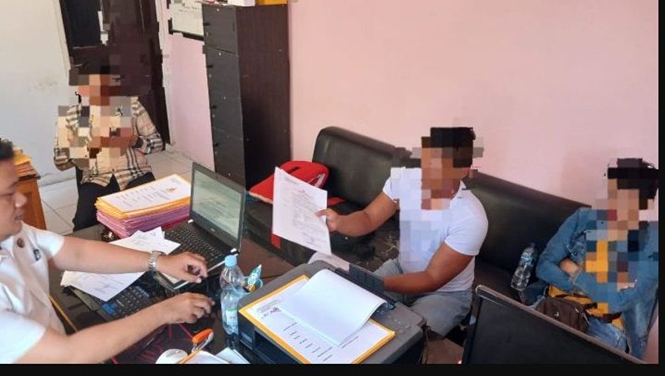 Lk.M dan suami YH ini merupakan rekan kerja disalah satu depot air isi ulang  saat menjalani pemeriksaan (F:hms pol)