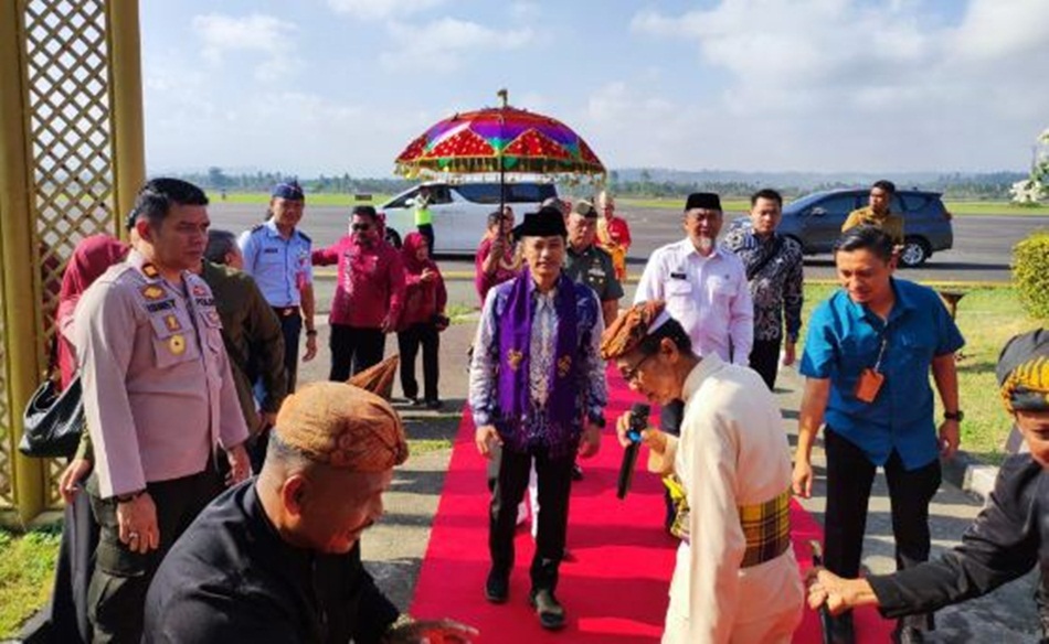 Wakil Menteri Kesehatan RI Dante Saksono Harbuwono saat melakukan kunjungan kerja ke Provinisi Gorontalo, Senin (23/10/2023) dan disambut secara adat Mopotilolo di Bandara Djalaludin Gorontalo.(Nova)