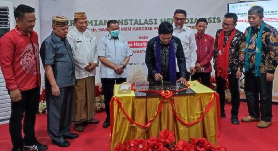 Penandatanganan prasasti peresmian ruangan layanan Hemodialisa. (Foto &ndash; Nova)