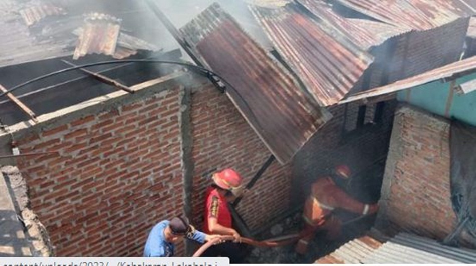 Petugas pemadam kebakaran sedang berupaya melakukan pemadaman pada peristiwa kebakaran di Kelurahan Lekobalo, Kecamatan Kota Barat, Kota Gorontalo (istimewa)