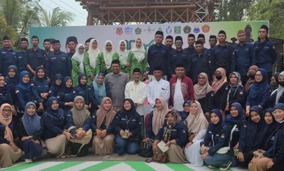 Bupati Nelson Pomalingo berfoto bersama penyelenggara Pemilu yakni KPU Provinsi, KPU Kabupaten Gorontalo, PPK dan PPS  usai upacara Hari Santri Nasional  (Ismail/protokol)