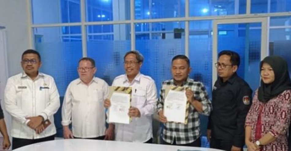 Sekda Gorut  Suleman Lakoro dan Ketua KPU Kabupaten Munawir Ismail, melakukan penandatanganan Berita Acara Penyesuaian Alokasi Hibah untuk Pilkada Serentak Tahun 2024.(hms-Kmfo)