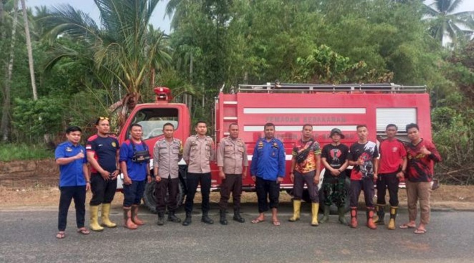 Petugas Damkar dan Personil Polri berkolaborasi dengan sukses melakukan pemadaman.(F:hms-pol)