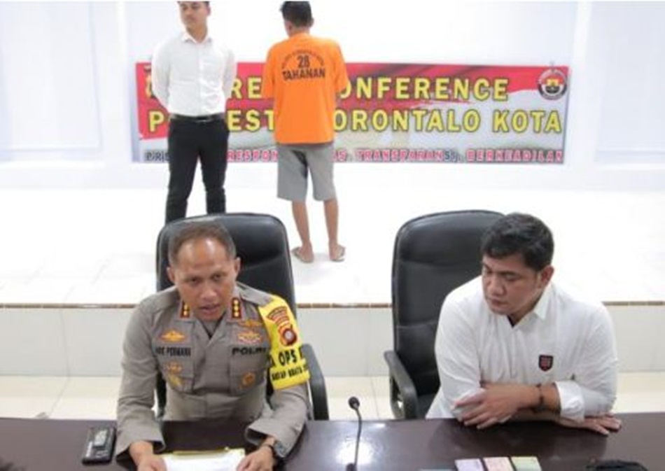 Kapolresta Gorontalo Kota Kombespol Dr.Ade Permana, SIK, MH yang didampingi Kasat Reskrim Kompol Leonardo Widharta, SIK, menjelaskan bahwa terungkapnya praktek judi online.(F:hms-pol)