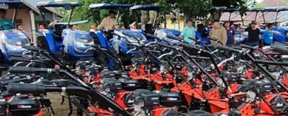 Puluhan Alsintan terdiri dari traktor roda empat 10 unit, traktor roda dua 23 unit dan kultivator 22 unit diserahkan  Rachmat Gobel didampingi Wakil Bupati Merlan S. Uloli. (F.Yudi/Sespri)