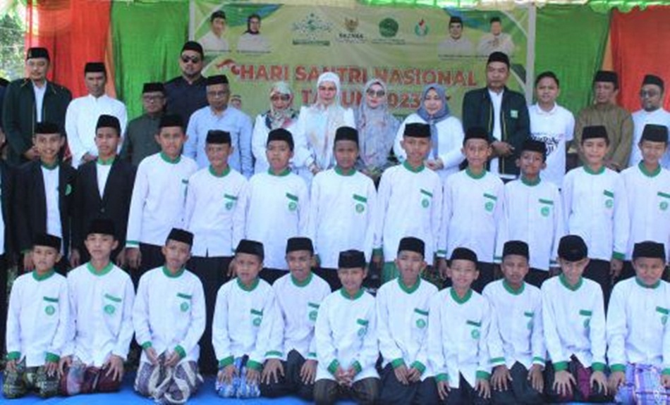 Wakil Bupati Merlan S. Uloli saat menghadiri peringatan HSN tahun 2023 tingkat Kabupaten Bone Bolango, yang di pusatkan di Pondok Pesantren Khairul Hikmah, Desa Longalo. (F.Yudi/Sespri)