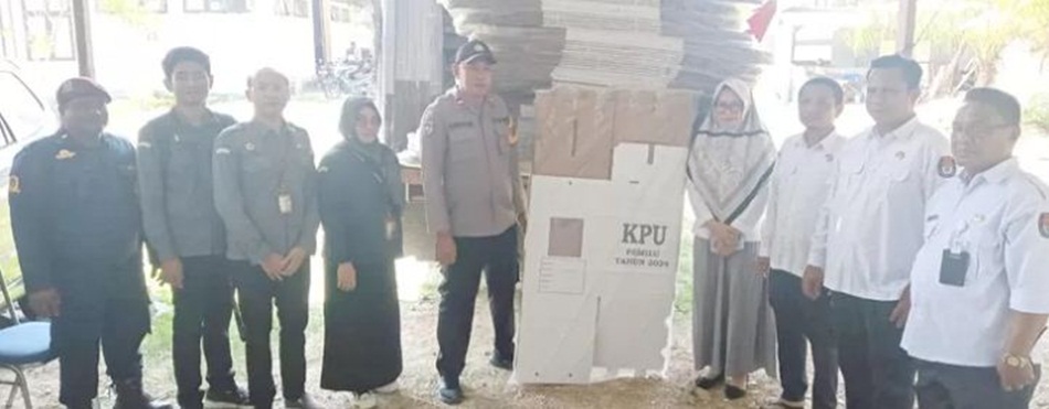Jajaran KPU Kabupaten Gorontalo saat menerima kotak suara.(hms)
