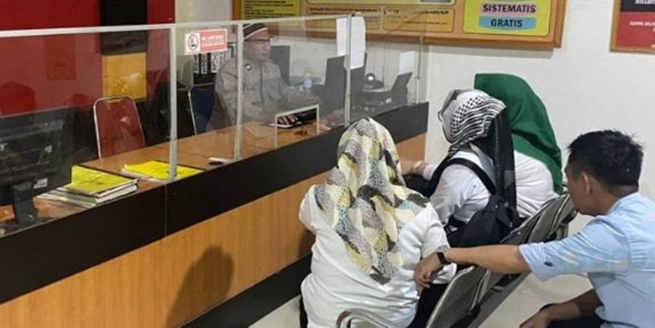 korban saat melapor di Polres Gorontalo atas pelecehan seksual oknum camat (F:hms-pol)
