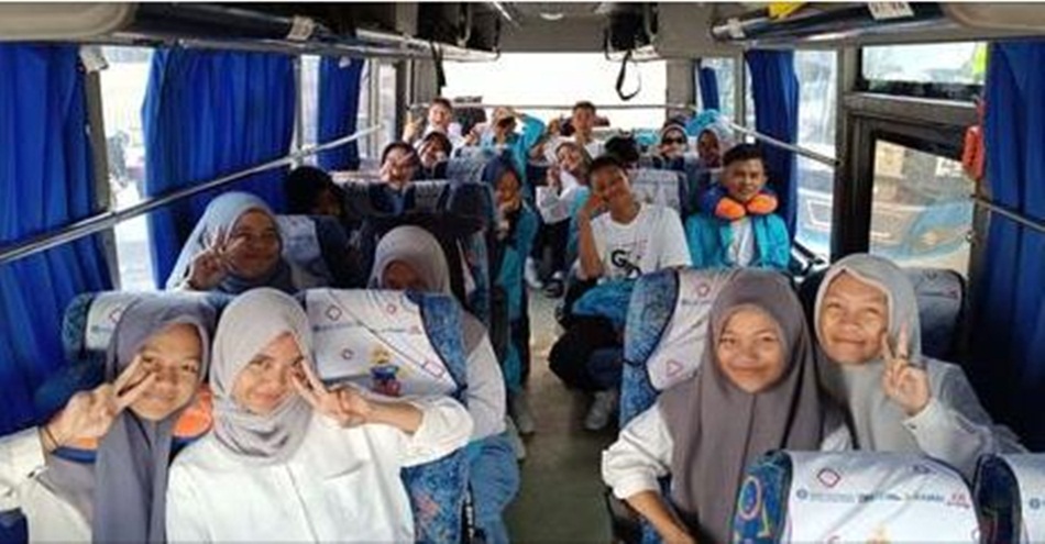 Keberangkatan siswa siswi SMA Negeri 1 dan  Negeri 4 Kota Gorontalo yang mengikuti program Goes To School ke Sulawesi Tengah. (Foto &ndash; PKK)