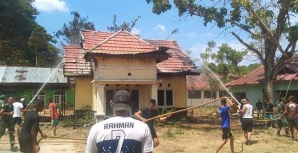 Anggota Brigif 22/Otamanasa saat memadamkan api di bekas rumah dinas kepala Puskesmas Anggrek.(F: ist)