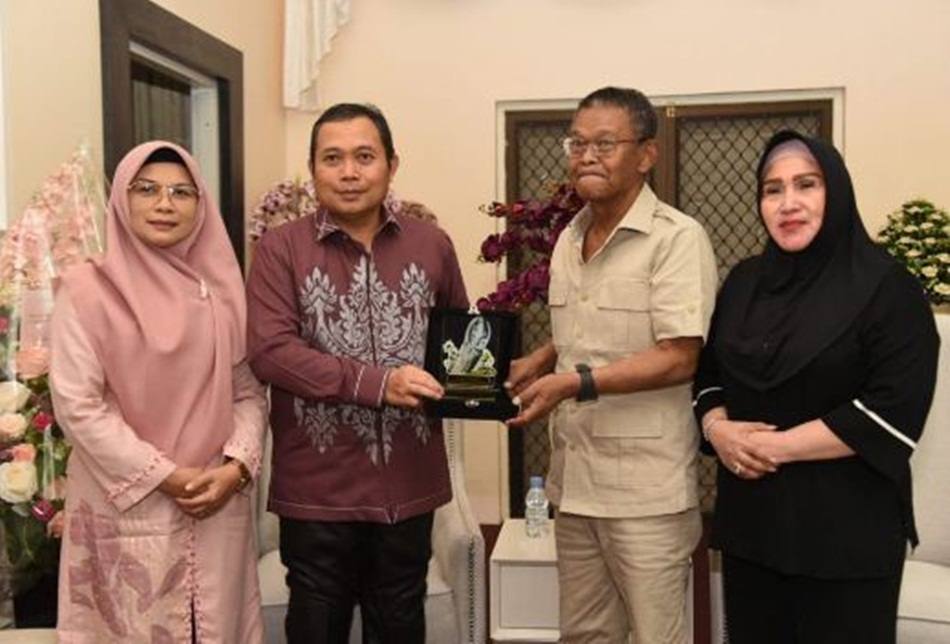 Penjagub Gorontalo Ismail Pakaya dan Gubernur Sulteng Rusdy Mastura didampingi Ketua TP-PKK, saat menyerahkan masing masing cinderamata, usai pertemuan di Kediaman Gubernur Sulteng. (Foto &ndash; Nova)