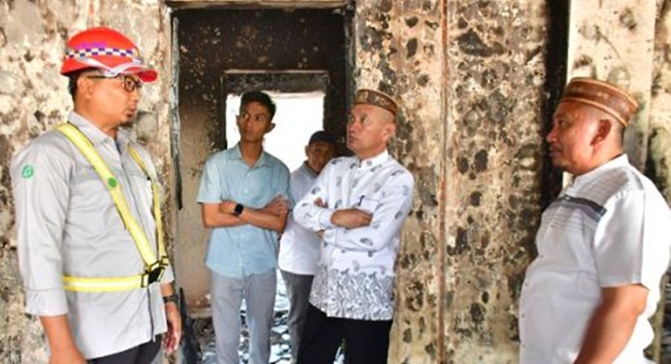 Bupati Saipul bersama pihak PT. Brantas Abipraya, Isa Surya menuju kantor bupati, melihat kondisi dari kantor itu, baik dari lantai bawah maupun lantai atas.(F:Kmfo)