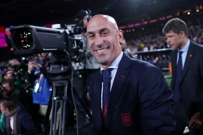 Mantan Presiden RFEF Luis Rubiales saat hadir di final Piala Dunia Wanita 2023 saat Spanyol menghadapi Inggris. Rubiales dijatuhi hukuman tiga tahun oleh FIFA. (FRANCK FIFE / AFP)