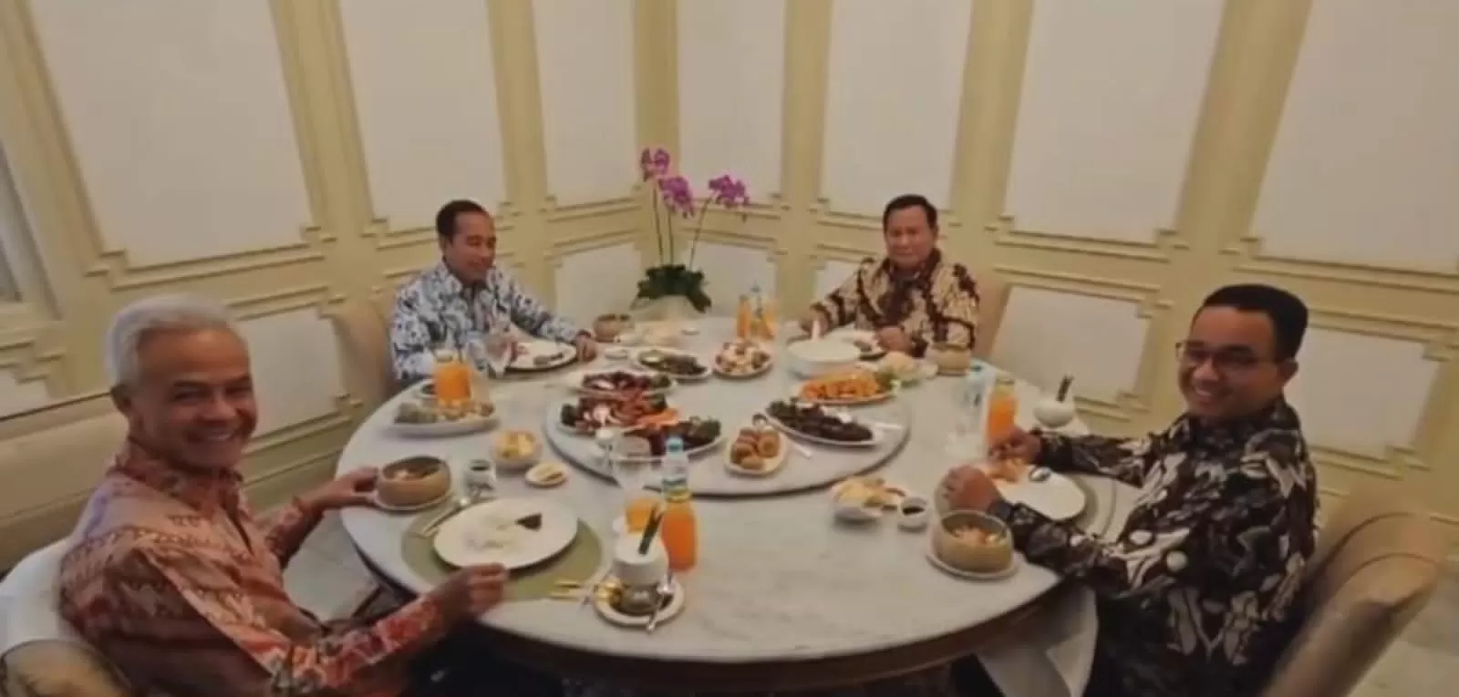 Tiga bakal calon presiden (capres) melakukan makan siang bersama Presiden Joko Widodo (Jokowi) di Istana Negara, Jakarta, Senin (30/10). (Istimewa)