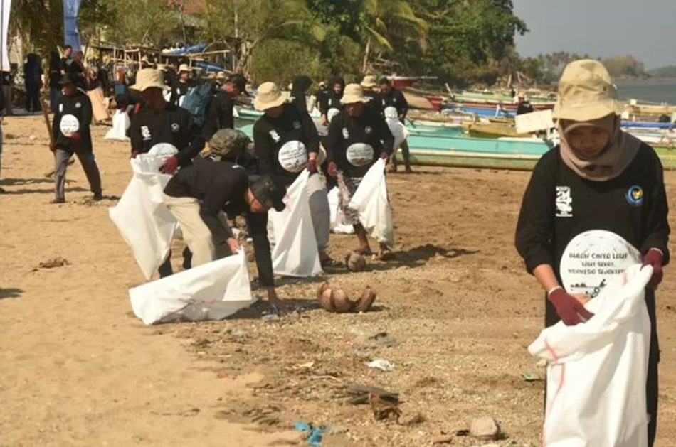 Bulan Bakti Kelautan dan Perikanan, PPN Kwandang Gelar Bersih Pantai di Gudang Arang (humas).