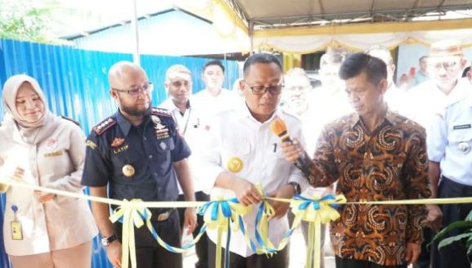 Bupati Gorontalo Utara Thariq Modanggu saat melakukan peluncuran ekspor perdana berlangsung di UD Faris, Desa Moluo, Kecamatan Kwandang.(F:Kominfo).