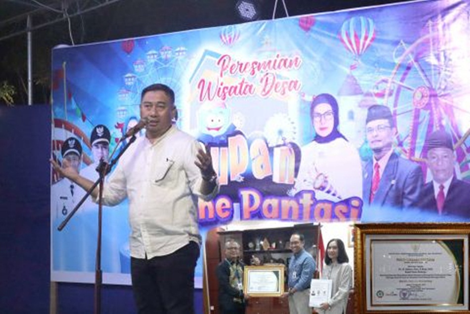 Bupati Hamim Pou di hadapan masyarakat Desa Dutohe, Kecamatan Kabila, di sela meresmikan Wisata Dutohe Pantasi,(F:Kmfo)