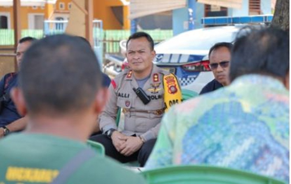 Kapolres Bone Bolango Akbp Muhammad Alli.SIK saat kegiatan Jumat curhat yang berlangsung di Desa Tanggilingo Kecamatan Kabila.(hms-pol)