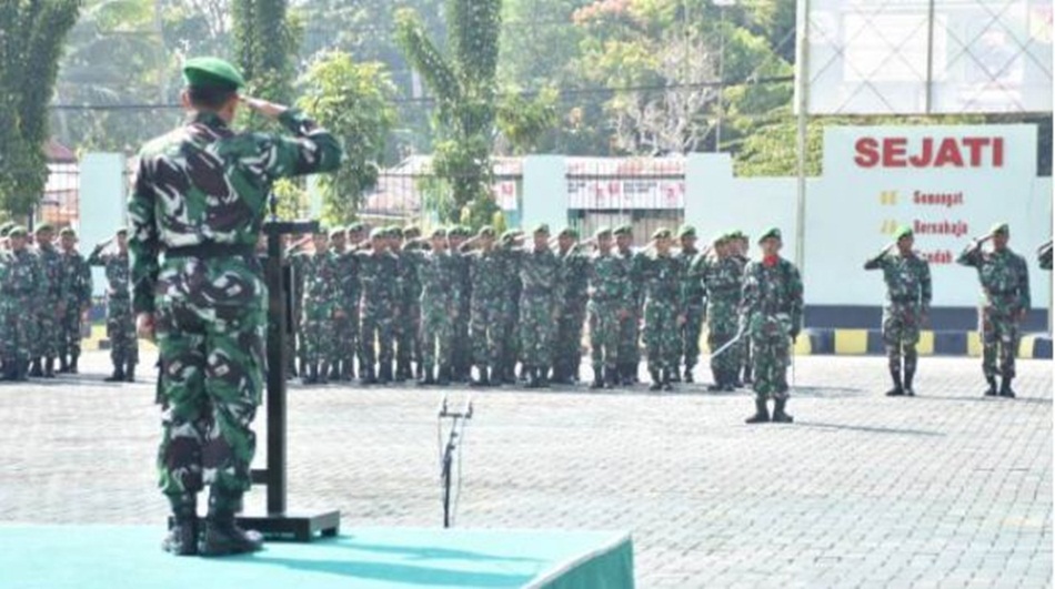 Pelaksanaan upacara Hari Sumpah Pemuda Ke-95 yang berlangsung Khimat di Korem 133/NW .(F:Penrem)