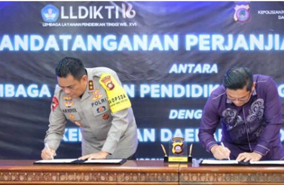 Penandatanganan Perjanjian Kerjasama tersebut  Kapolda Gorontalo Irjen Pol Drs. Angesta Romano Yoyol, MM, dengan Kepala LLDikTi wilayah XVI, Munawir Sadjali Razak, S.IP., MA.(F:hms-pol).