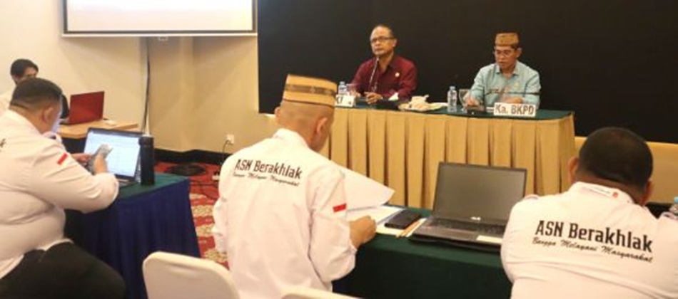 Sekda Ishak Ntoma saat menghadiri dan membuka kegiatan Penyusunan dan Penginputan Data IPKD Pemerintah Kabupaten Bone Bolango tahun anggaran 2022. (F.AKP/Diskominfo)