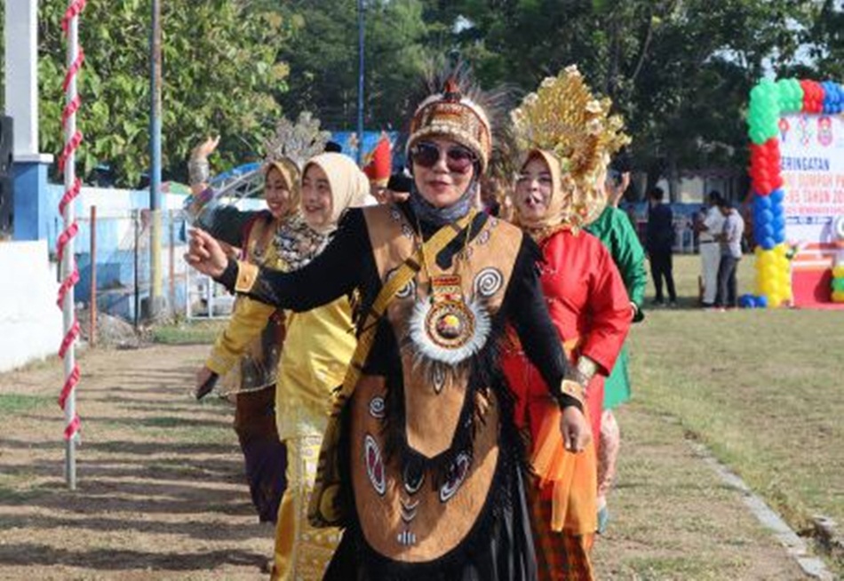 Wakil Bupati Merlan S. Uloli saat memimpin deviley pimpinan OPD sebelum memulai upacara peringatan Hari Sumpah Pemuda ke-95 tahun 2023 tingkat Kabupaten Bone Bolango, di Lapangan Likada Kabila. (F.AKP