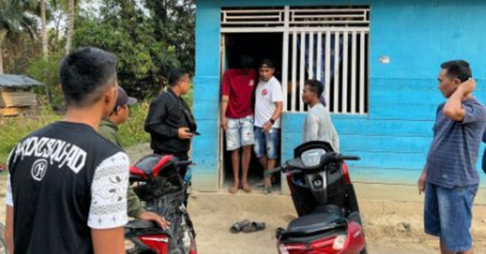 Polisi saat menangkap tersangka pembunuhan di Dengilo Pohuwato Gorontalo (F:hms-pol)