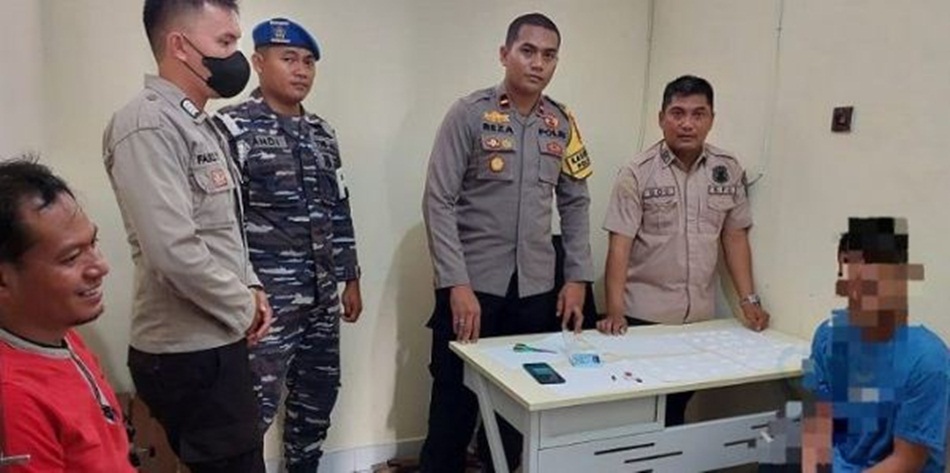 Kapolsek KPG Ipda Reza Reyzaldy bersama anggotanya usai menangkap AB (21) warga   Sulteng yang kedapatan membawa obat psikotropika.(hms-pol)
