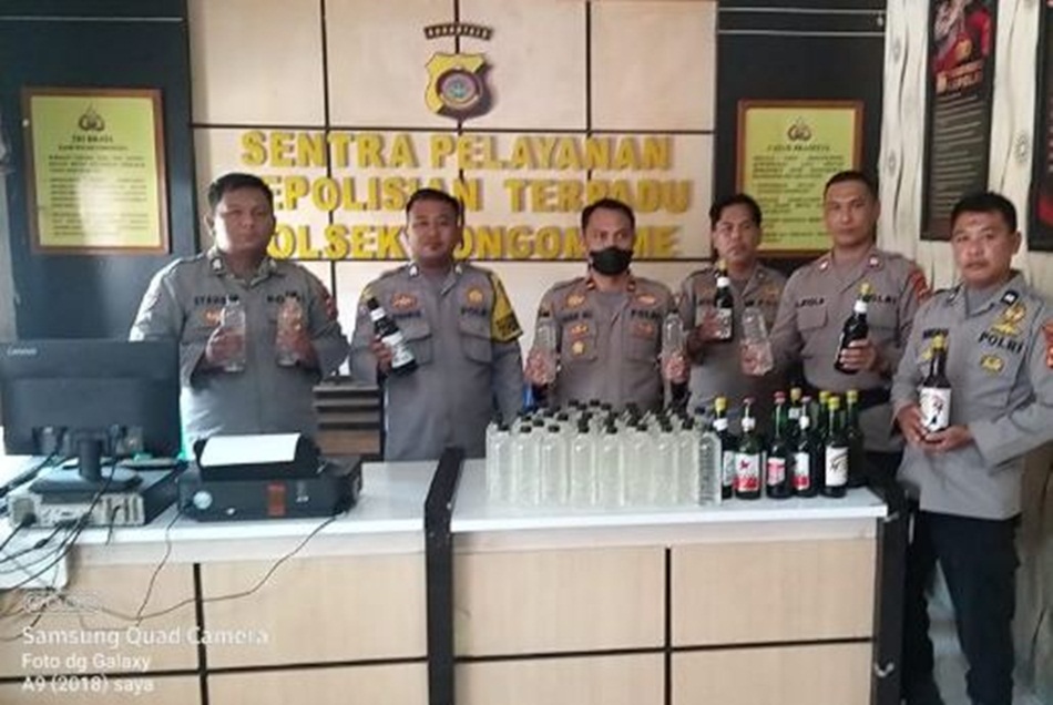 Puluhan minuman beralkohol berbagai jenis, berhasil diamankan oleh Polsek Bongomeme dalam kegiatan Patroli Rutin Yang ditingkatkan.(hms-pol)