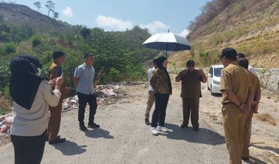 Anggota DPRD Provinsi Gorontalo Adhan Dambea Bersama Indri Dunda Melakukan Monitoring Ruas Jalan Pilolodaa,Iluta kemarin(humas)