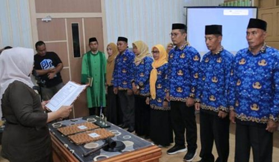 Wakil Bupati Pohuwato, Suharsi Igirisa, lantik Pejabat Administrator, Fungsional, Pengawas, dan Kepala sekolah dilingkungan Pemerintah Kabupaten Pohuwato(hms-kmfo)