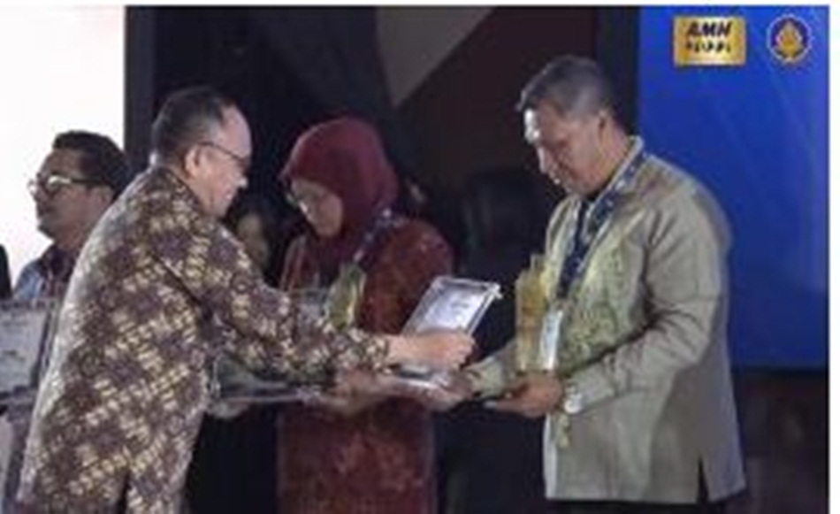 Kadis Kominfo dan Statistik Pemprov Gorontalo Rifli M. Katili menerima piala dan piagam terbaik I Kategori Siaran Pers pada ajang malam Anugerah Media Humas (AMH) 2023