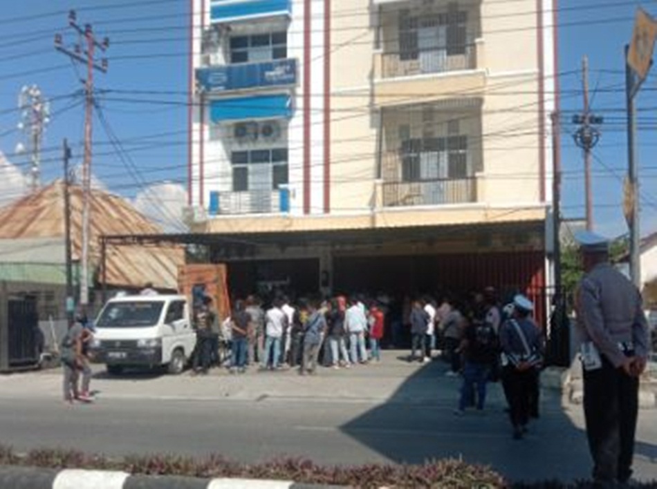 Suasana mahasiswa geruduk  kantor Mandiri Tunas Finance Gorontalo. (Foto: Mae)
