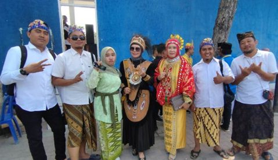 Wabup Merlan Uloli mengenakan pakaian adat Papua didampingi Kadis Kominfo Misnawaty Wantogia berpose dengan Tim Redaksi Bidang Komunikasi, usai mengikuti upacara peringatan Hari Sumpah Pemuda (hms)