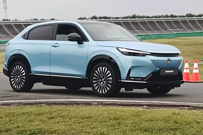 MOBIL EV: Tampilan e:Ny1 di arena test drive di kantor R&D Automobile Honda Motor Corp kawasan, Tochigi, Jepang. (29/10). Kendaraan listrik itu telah dipasarkan di Tiongkok dan Eropa.