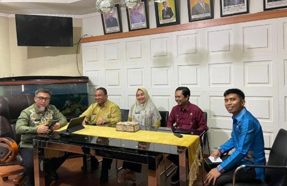 Penjabat Sekdaprov Gorontalo Budiyanto Sidiki saat menandatangani perjanjian kerja   sama antara pemerintah daerah provinsi dan pemerintah kabupaten/kota berkaitan  pembagian pembiayaan peserta (sella