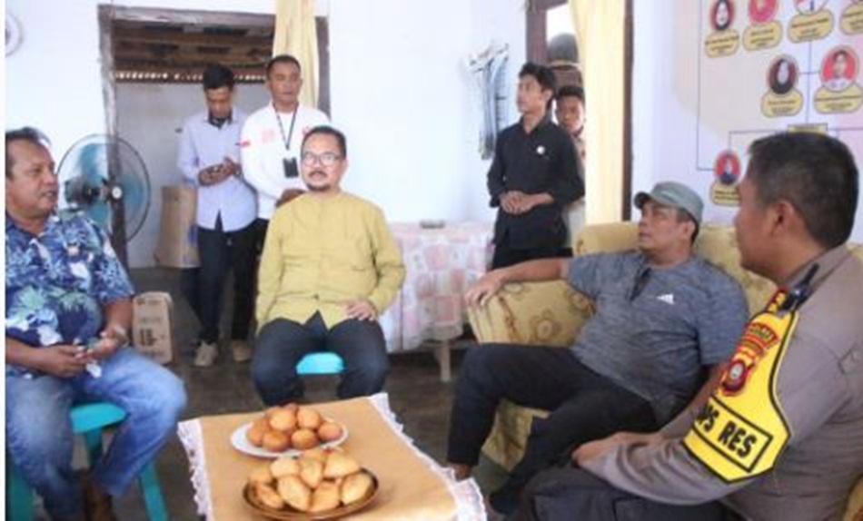 Kapolda Gorontalo Irjen Pol Drs Angesta Romano Yoyol M.M melakukan pengecekan Pemungutan Suara (TPS) dalam rangka mengecek kesiapan menjelang Pemilihan Umum (Pemilu) 2024 (F:hms-pol).