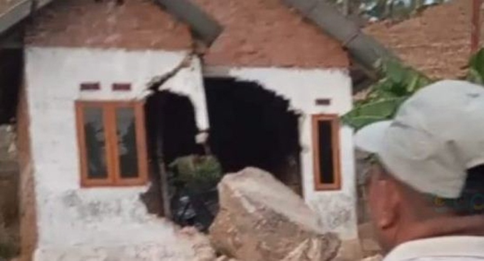 Kondisi batu berdiameter besar sudah terletak depan rumah milik Rostin(F:hms)