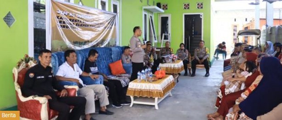 Kapolresta Gorontalo Kota Terima Aduan Warga Tenilo Terkait Prositusi saat jumat curhat di salah satu rumah warga(hms-pol)