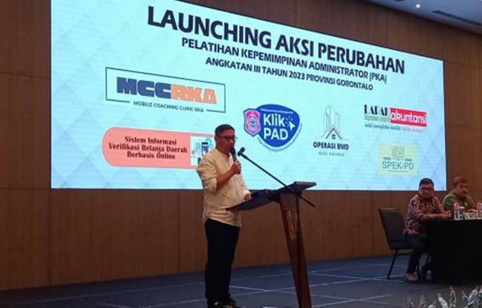 Bupati Hamim Pou saat membuka kegiatan Coaching Clinic Penyusunan RKA SKPD tahun anggaran 2024 yang dilaksanakan di The Sentra Manado Hotel. (F.dok.Diskominfo)