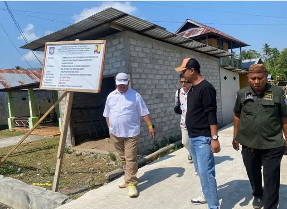 Wakil Ketua DPRD Provinsi Gorontalo, Kris Wartabone saat meninjau pekerjaan jalan di Desa Bubeya Kecamatan Suwawa Bone Bolango dalam agenda reses. (F:ist).