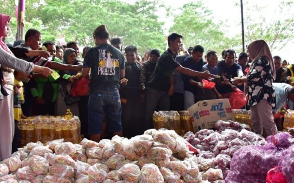 Dinas Komperindag Provinsi Gorontalo saat melayani pengemudi bentor dan ojek online pada pasar murah yang diselenggarakan di halaman kantor Diskomperindag,(Foto &ndash; Nova)