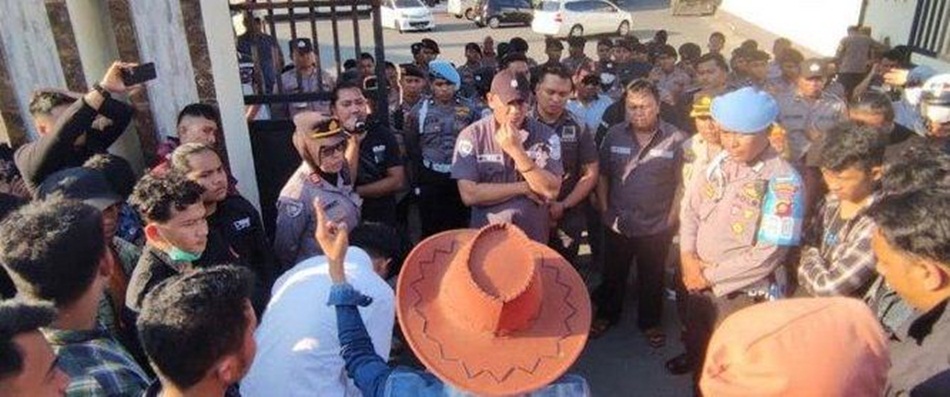 Massa aksi saat melakukan aksi demo di Mapolresta Gorontalo Kota yang diterima Kasat Reskrim Polresta Gorontalo Kota (Hms-pol)